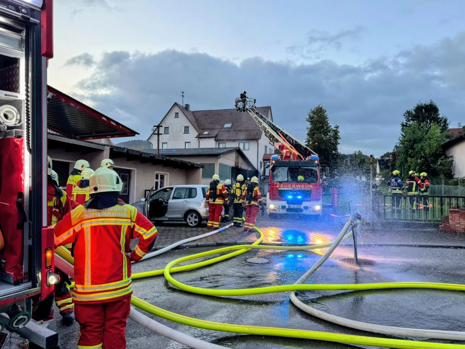 Feuerwehrleute im Einsatz mit Drehleiter