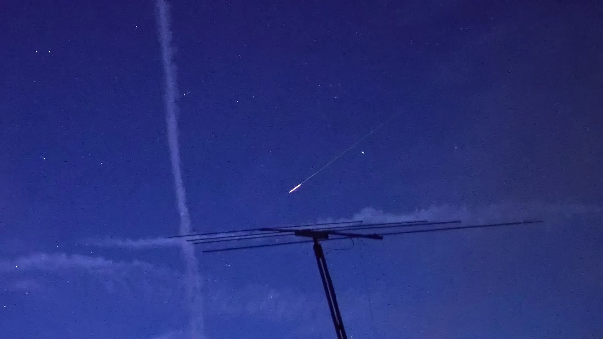 Ein Meteor über einer Funkantenne